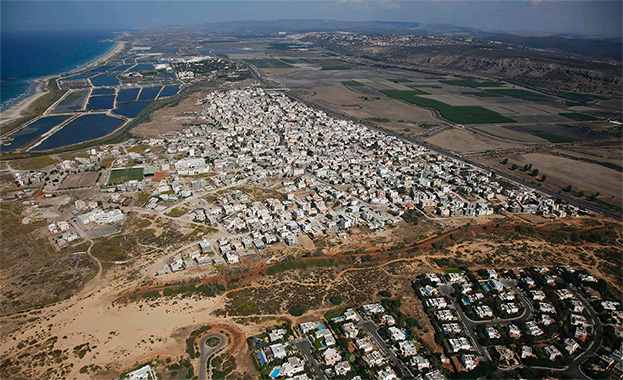 The town of Jisr Az-Zarqa from above